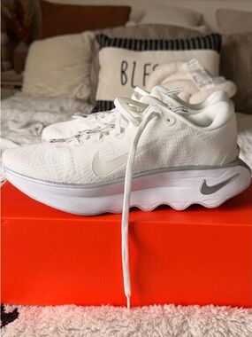 Nike Women's White and Silver Lightweight Knit Sneakers